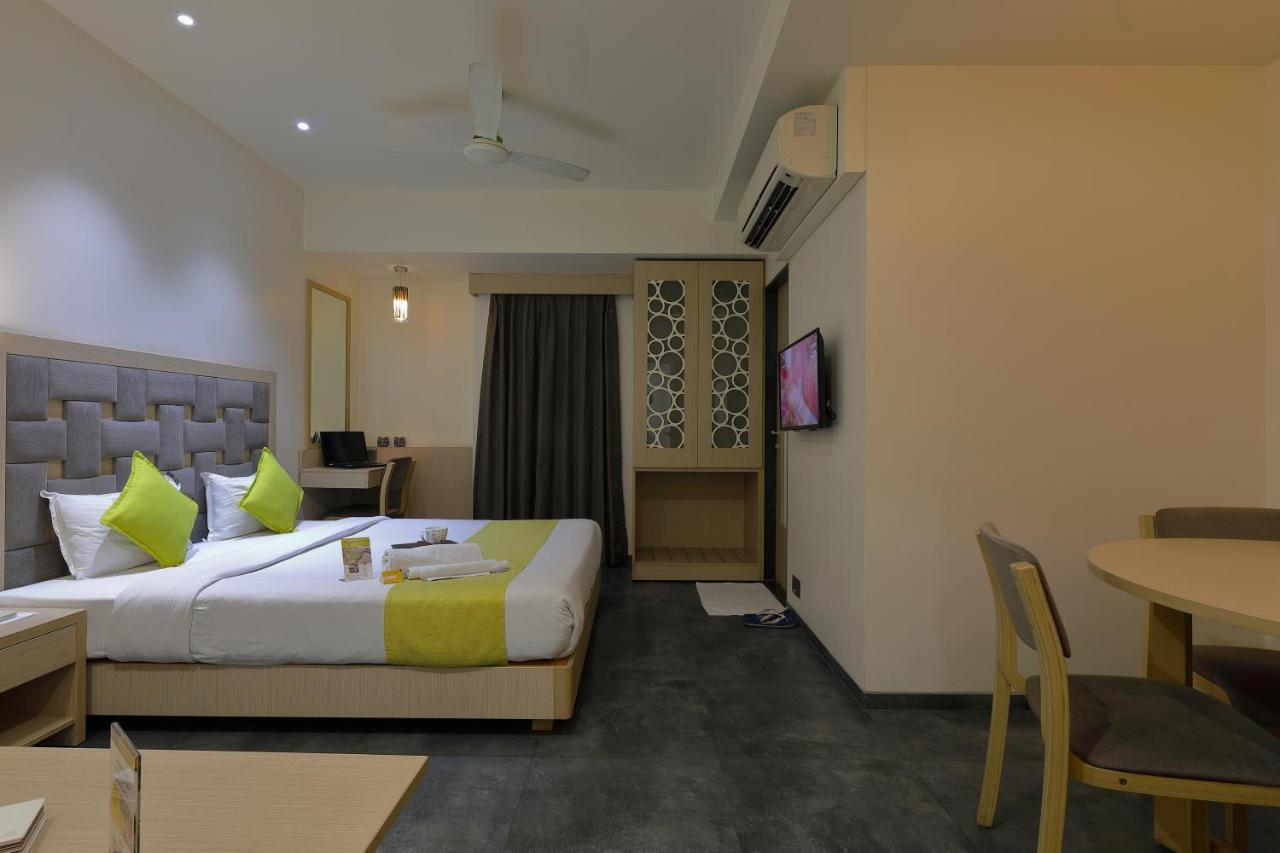 Hotel Sifat International Сурат Екстер'єр фото