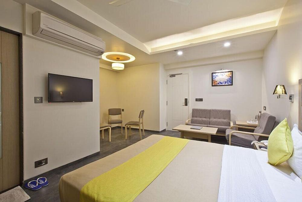 Hotel Sifat International Сурат Екстер'єр фото