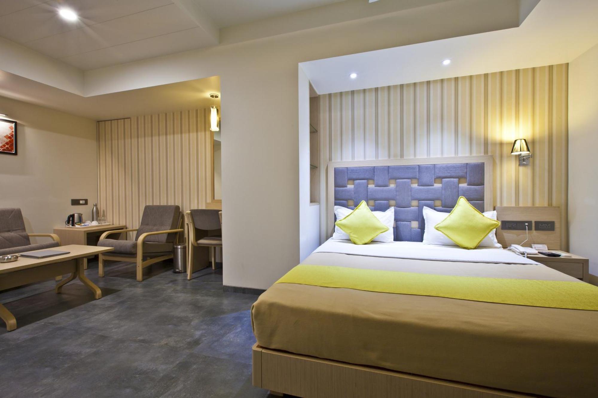 Hotel Sifat International Сурат Екстер'єр фото